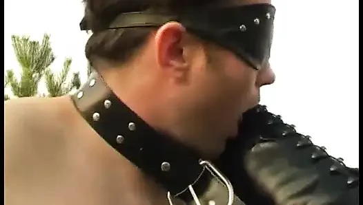 Köle tasmalı sahibesini domaltarak sikiyor