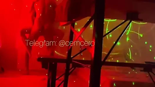 ARKADAŞIMIN KARISINI EVDE YOKKEN MASAYA YATIRIP SİKTİM…