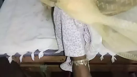 Yengenin üvey kız kardeşi sikişiyor