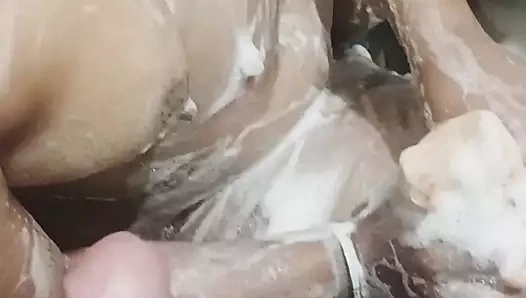 Banyoda banyo yapan baldız ağzına vurdu.