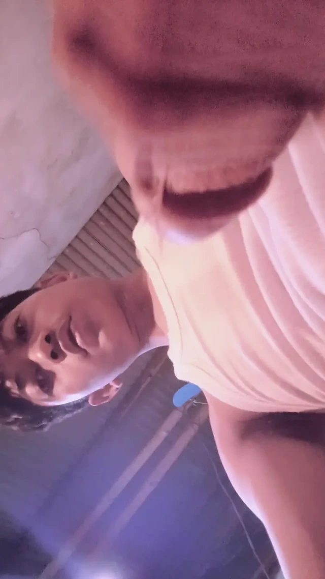 Asyalı kasılıp mastürbasyon yapıyor ve kameraya boşalıyor