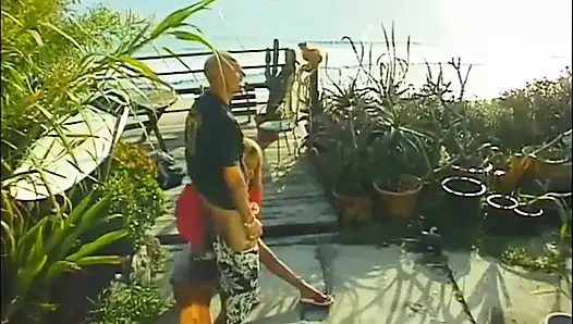 Dövmeli siyah amcık bahçede sikişiyor... Memelere boşalma