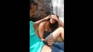 Sevimli kadın sert oral seks ve handjob verir