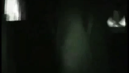 Çıplak kadın porno tiyatrosunda sergileniyor