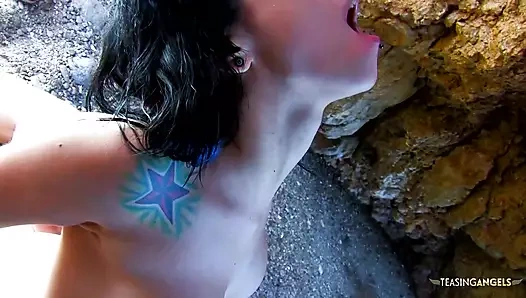 Dövmeli deldi esmer arkadan seviyor