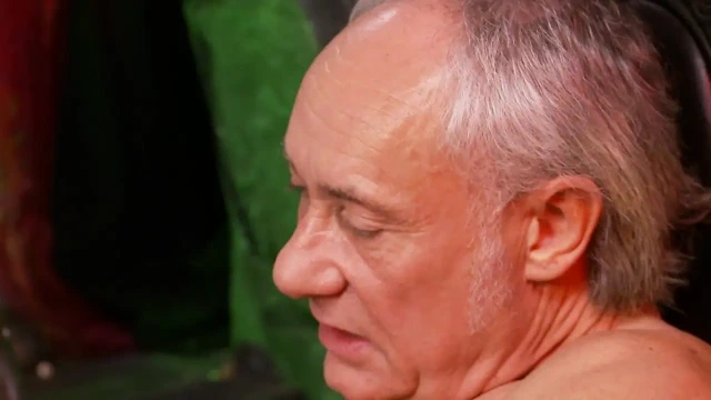 İnanılmaz ateşli seksi kaltak olgun erkekleri seviyor