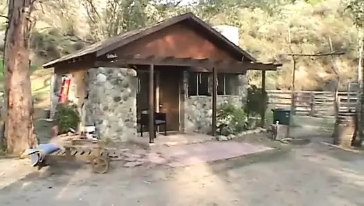 Değersiz orta yaşlı seksi kadın üç adam tarafından sikiliyor ve dölleniyor
