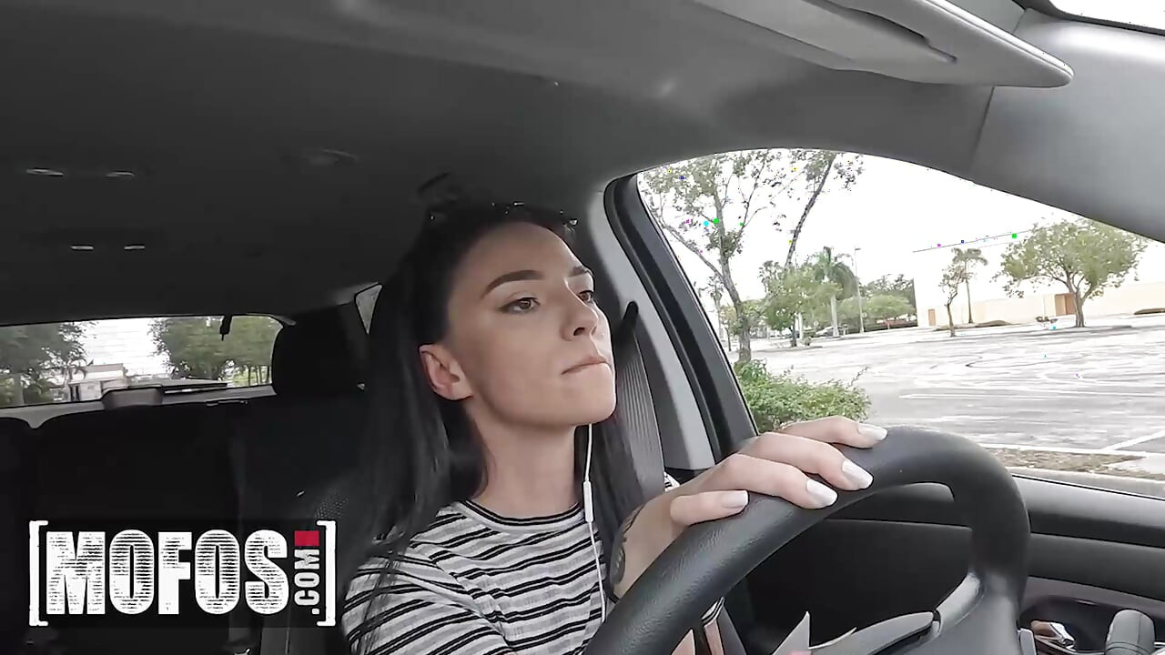 Mofos - jmac ateşli uber sürücüsü Gianna Ivy'den biniyor ve arabasında dildo bulunca onu azdırıyor
