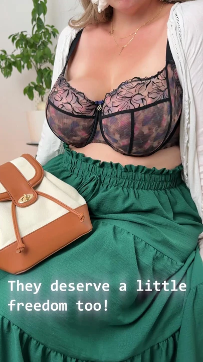 Orta yaşlı seksi kadın ve büyük sutyen. Böyle bir pawg vücudu harika bir vücutdur.
