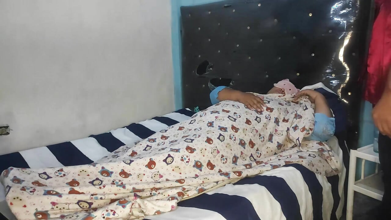 Üvey annemin odasına girerken çok kötü hissettiğini görüyorum ve daha iyi hissetmesi için ona iyi bir masaj yapmaya çalışıyorum