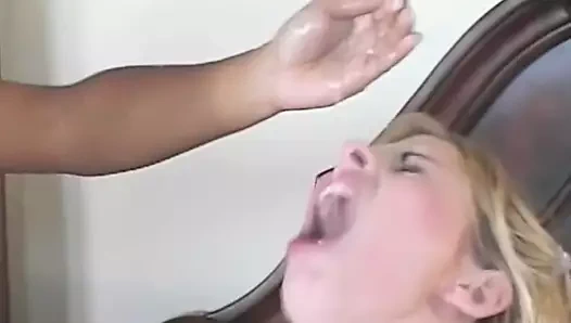 Sarışın ve zenci kız bana bir sürpriz hazırladı.