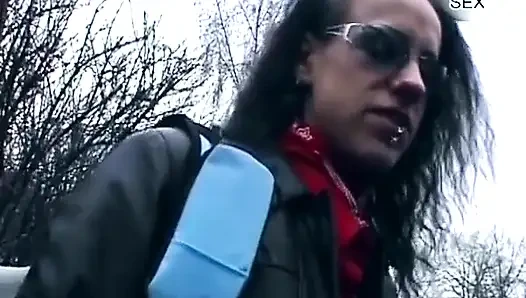 Minyon amatör Alman genç kız emmeyi biliyor