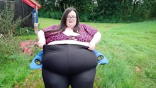 Ssbbw açık havada göbek oyunu ve yürüyüş