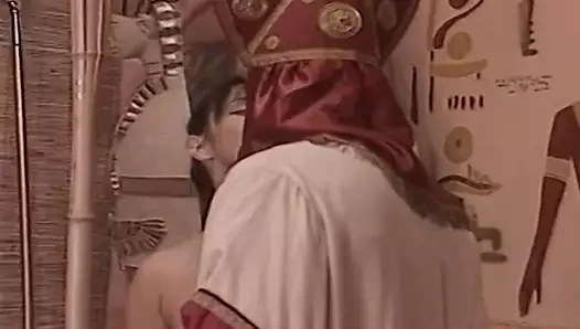 Ateşli bir esmer için iki yarak boşalmaya hevesli