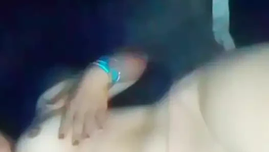 Esi Hintli ateşli seksi kız mastürbasyon yapıyor