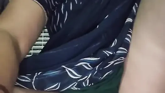 Desi bhabhi ne kursi pe beth ke apni chooth ke maje liye