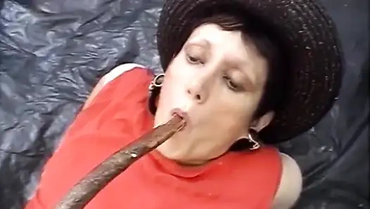 İki olgun fahişe ormanda yalıyor