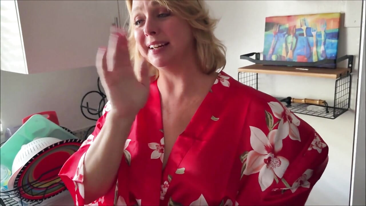 Üvey annenin cinsel iştahını keşfediyor - Brianna Beach - önce üvey anne geliyor