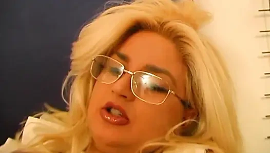 4 adam mükemmel grup sekste iri güzel bir kadınla yaşlı bir kadınla sikişiyor