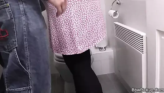 Büyük memeler dolgun tuvalette onun horoz sürmek