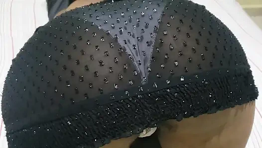 Ateşli esmer minyon kız sıkı amcığını göstermek için külotlu ateşli bir elbise içinde