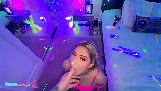 Dahlia Noire dj'e binmeye hazır pembe file çoraplarla ortaya çıkıyor!