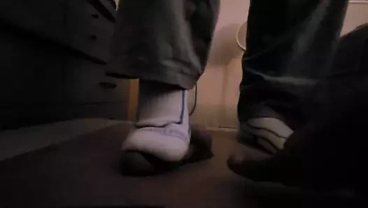 Sert yarağını ayaklar altına alıyor