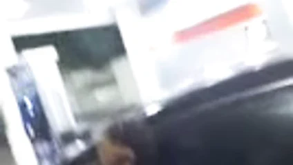 Sürtük benzin istasyonunun dışında sikişiyor