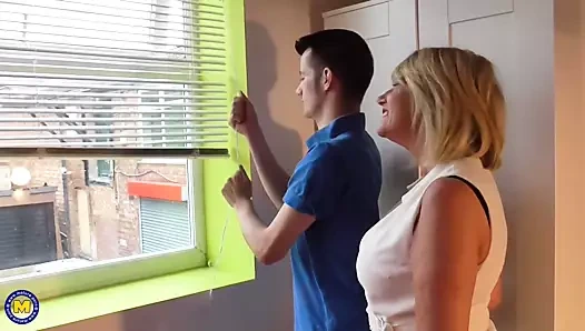 Büyük göğüsler olgun anne mutlu üvey oğullar ayartmak