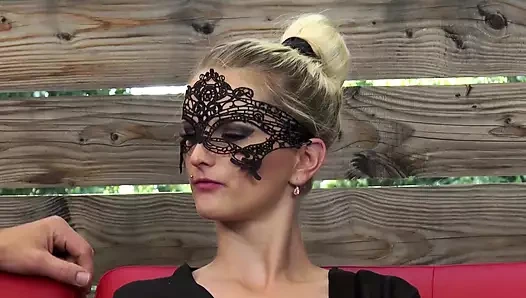 Maskeli dövmeli sarışın büyük götünden sikiliyor