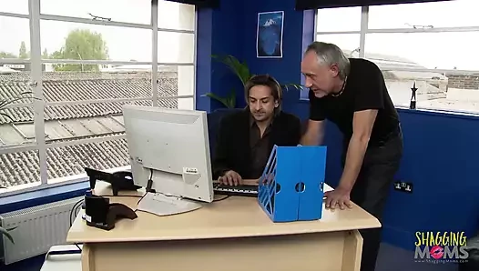 Sigara içen ateşli kızlar bu adamları neyin mutlu ettiğini biliyor