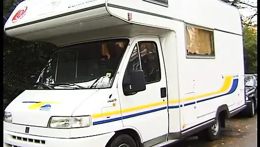 Seksi kız teslimat minibüsünde sakso çektikten sonra sikiliyor