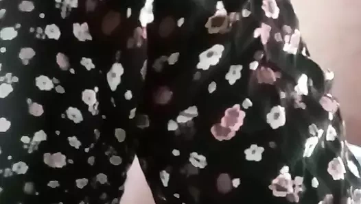 Lezbiyen arkadaşım yeni elbisesini gösteriyor - makyaj