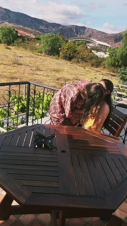 Şimdi üvey kardeşimin kız arkadaşını neden bu kadar çok sevdiğini anlıyorum, hayatımın en iyi sözlüsü | Klip 1