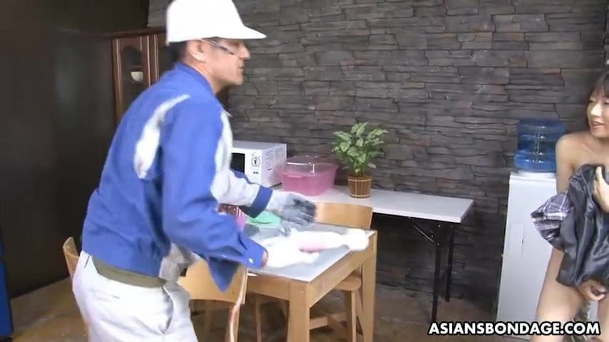 Shiori natsumi, sahip olduğu yeni bir vibratör kullanırken yakalandı