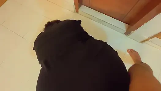 Büyük sarkık şişman göğüsler ve büyük götlü Arap ateşli teyze kocası pazara gittiğinde komşusundan sikişmek istiyor!