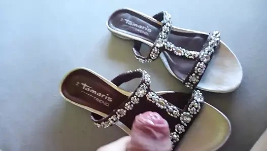 Ihre Sommer Sandalen gefickt und abgespritzt