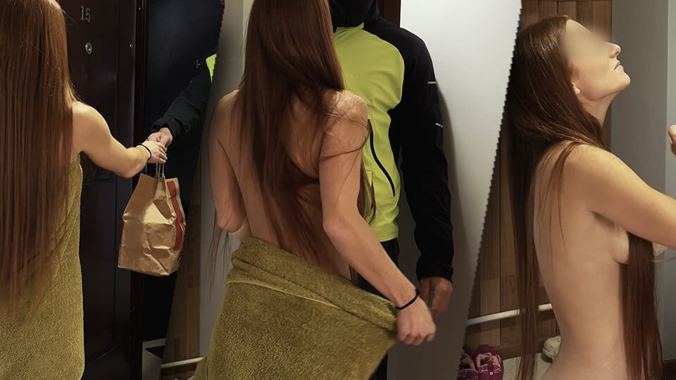 Havlumu kuryenin önüne düşürüyorum ve o beni sikiyor