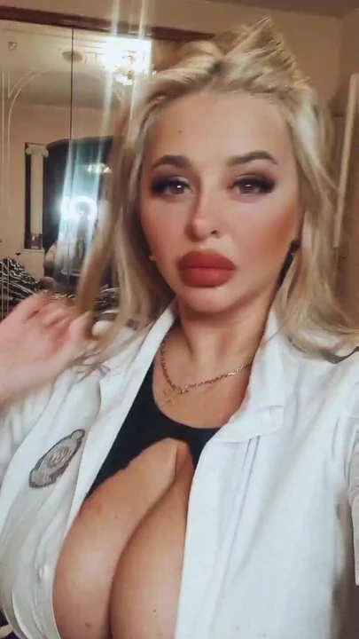 Büyük doğal göğüsler göğüslerini sallıyor