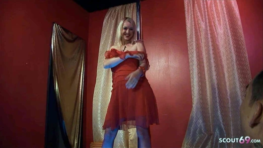 Sıska sarışın kız patron tarafından kucak dansı kulübünde oyuncu seçmelerinde anal seks için kandırıyor