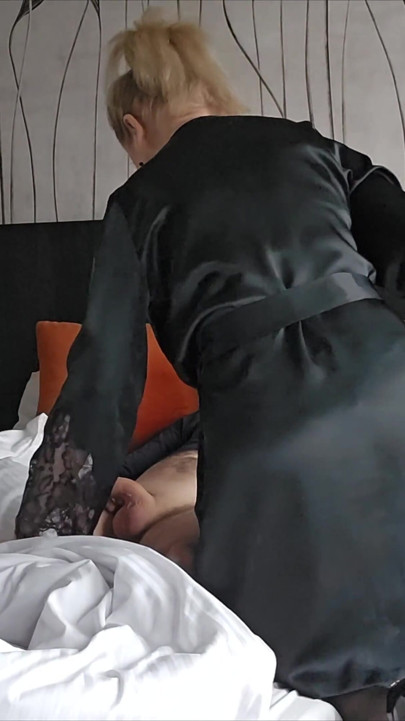 Sürtük orta yaşlı seksi kadın yarağa domalarak biniyor ve alıyor