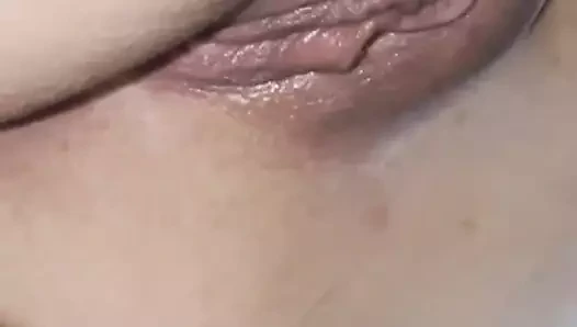 Arkadaşımın yakın açı meme ucunu yalamasından harika oral seks