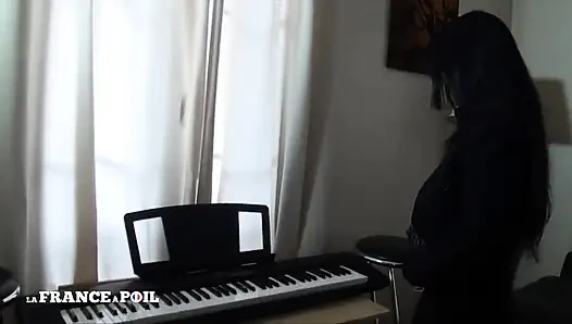 Sokakta yakalanan güzel küçük memeli Asyalı sürtük analiz ediliyor