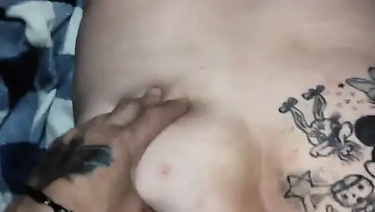 Saten onu karnında yaşıyor