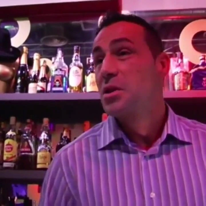 Çift seks oyunları. Diskotekte kendi seçecekleri seçeneği seçiyorlar