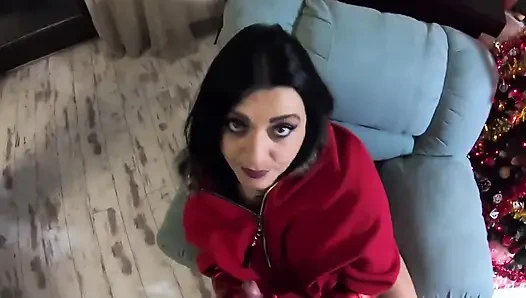 Noel Baba'nın azgın sürtük orta yaşlı seksi kadın oral seks, domaltmalı ve eldivenlere boşalma ve kırmızı ceket