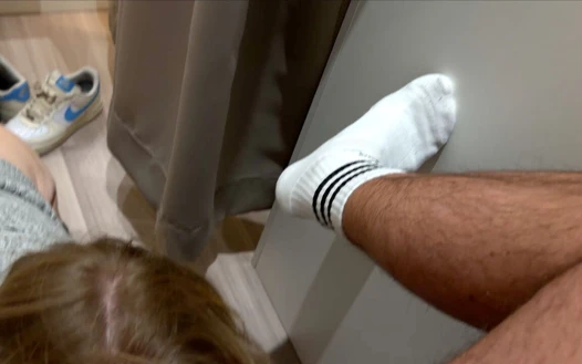 Riskli halka açık - yaramaz kız giyim mağazasının ortasında yarakla oynuyor - soyunma odasında domalarak ödüllendiriliyor