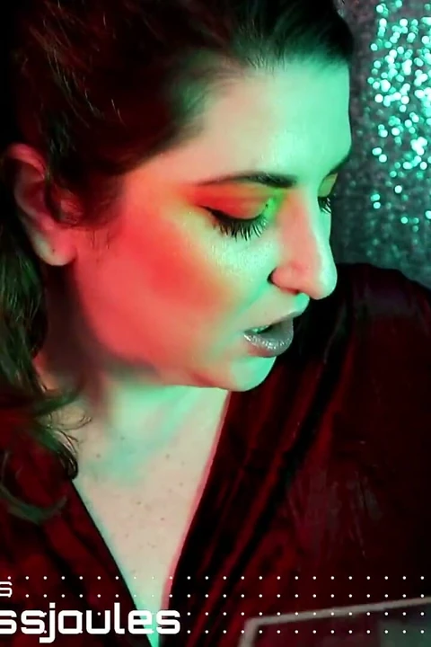 Plexiglass rujlu lipgloss asmr'ı öpüyor