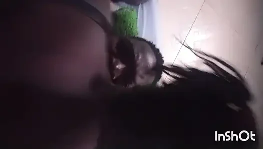 Rose penetrasyondan önce siyah yarağa masaj yapıyor