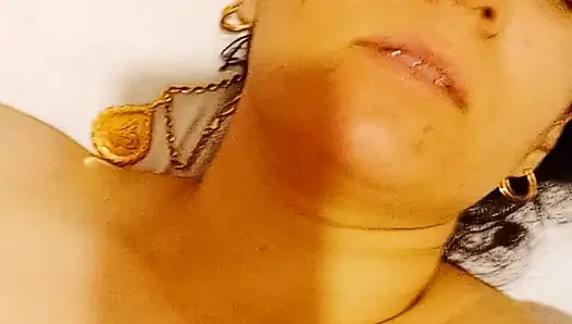 Amcığını yalayarak inliyor ve orgazm oluyor